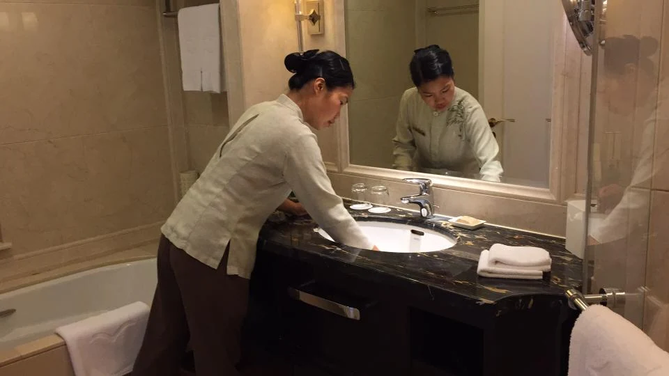 洗手台清洁 · 集团客房专业清洁历史影像