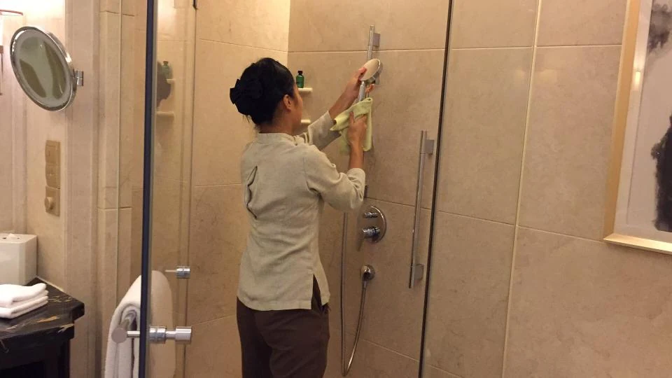 淋浴间清洁 · 集团客房专业清洁历史影像