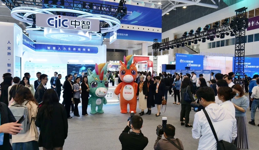 大会展馆中的今今和哒哒